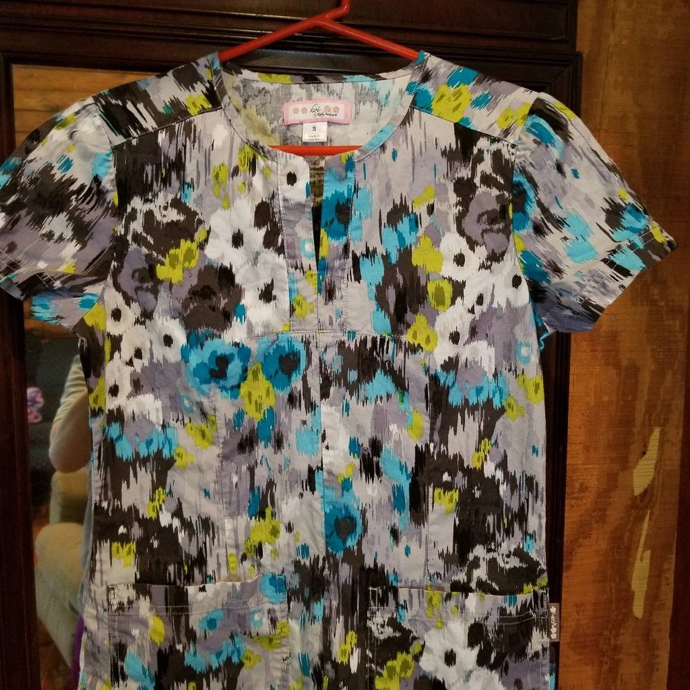 Koi Scrub Top size small